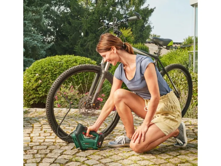 Bosch Akku-Luftpumpe UniversalPump 18V Solo