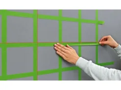 Bosch Kreuzlinienlaser Quigo Plus mit Stativ mit Markierungen auf Laserlinien