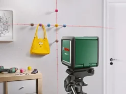 Bosch Kreuzlinienlaser Quigo Plus mit Stativ mit Markierungen auf Laserlinien