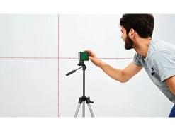Bosch Kreuzlinienlaser Quigo Plus mit Stativ mit Markierungen auf Laserlinien