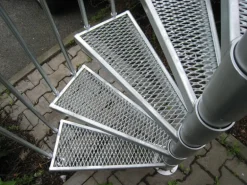 Treba Außenspindeltreppe Arizona 1 Streckgitter Stufenerweiterung Ø 130 cm